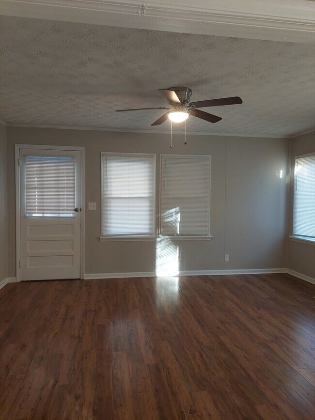 Foto del edificio - Spacious 3-bedroom Home in Jordan/Johnson Area