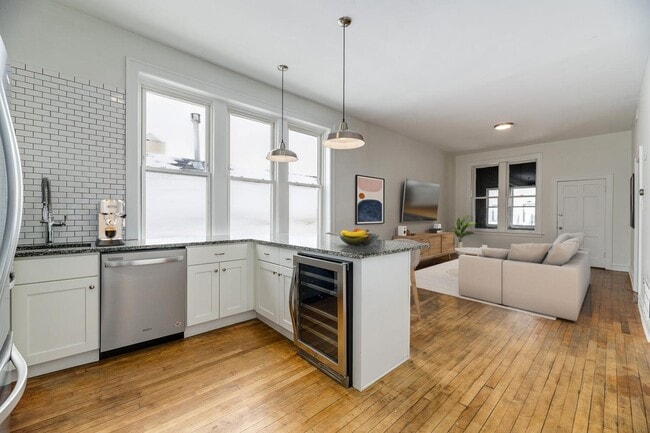 Photo - 916 N Ashland Ave Apartment