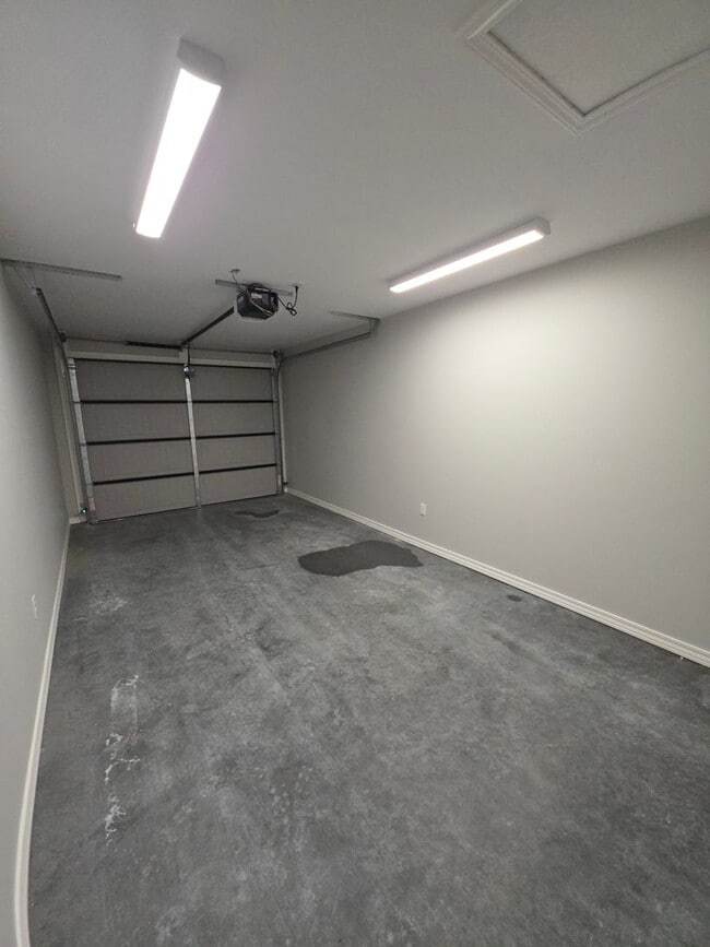 Building Photo - 3204 N Cleveland Ave