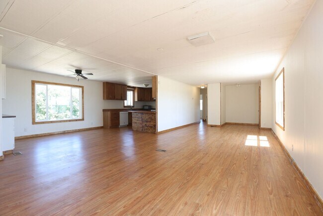 Foto del edificio - 3 Bedrooms 2 full bathrooms with attached ...