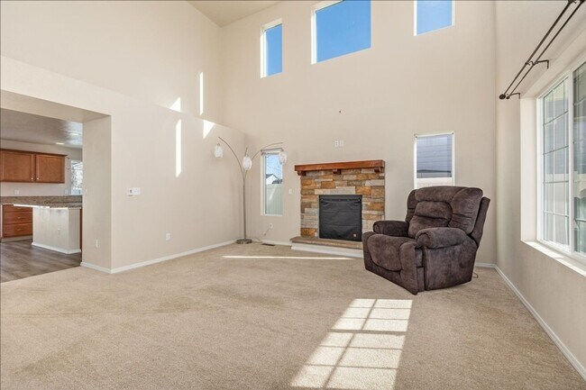Foto del edificio - Spacious Luxury 4BR 2.5BA 2 Car Garage Hou...