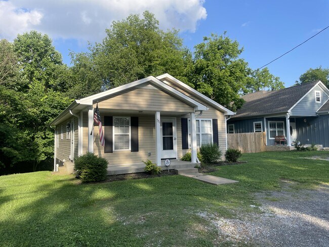 Building Photo - 321 Rossview Rd