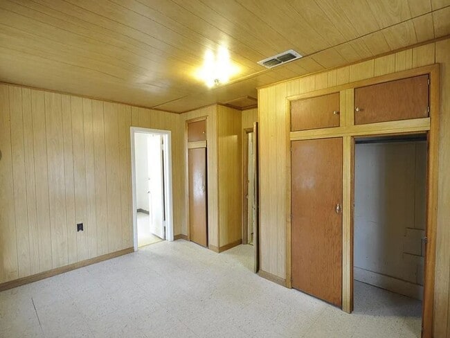Building Photo - 3 Bedroom Home with Large Fenced Yard Avai...