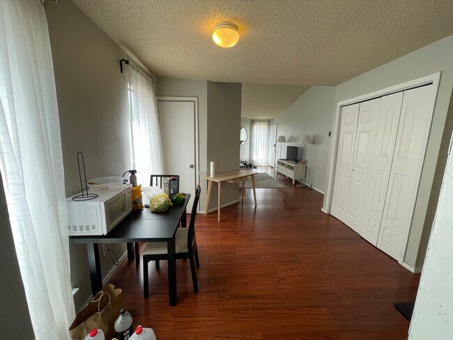 Foto del edificio - Room in Apartment on West Loop