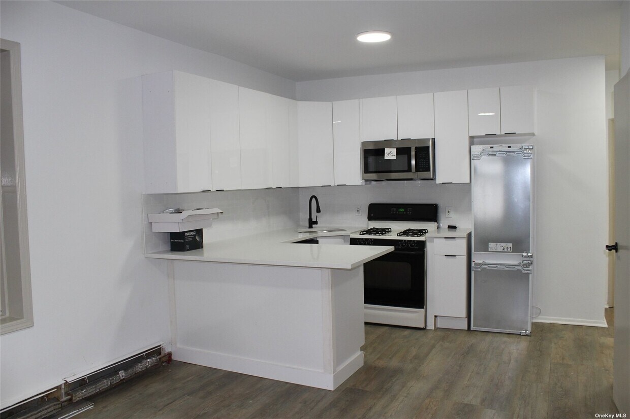 Foto principal - 95-17 Rockaway Beach Blvd