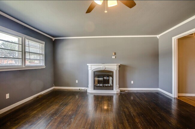 Foto del edificio - 3 Bedroom 2 Bathroom house with lots of Character!