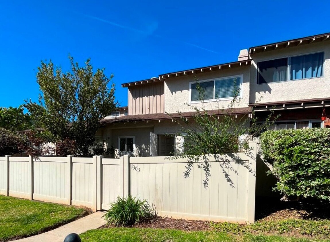 Primary Photo - Newbury Park townhome w/3+2, en-suite, gar...