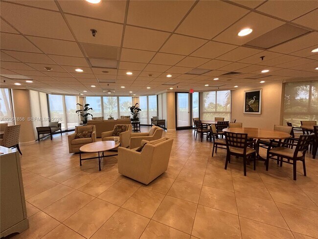Foto del edificio - 720 S Collier Blvd