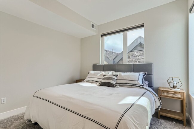 Building Photo - 1277 Yates St