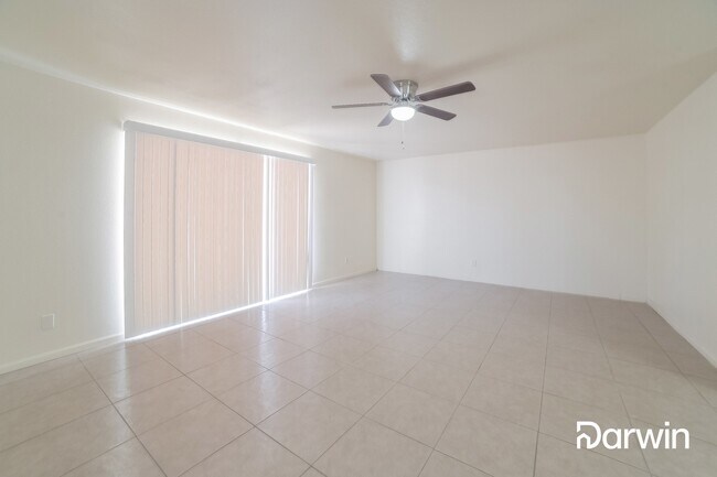 Foto del edificio - 6201 W Flower St