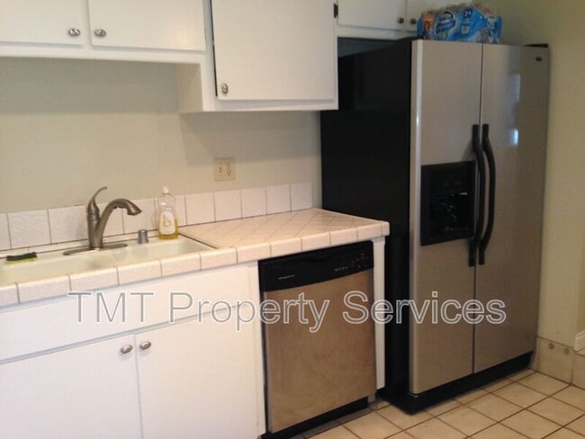 Building Photo - 881-D Peach