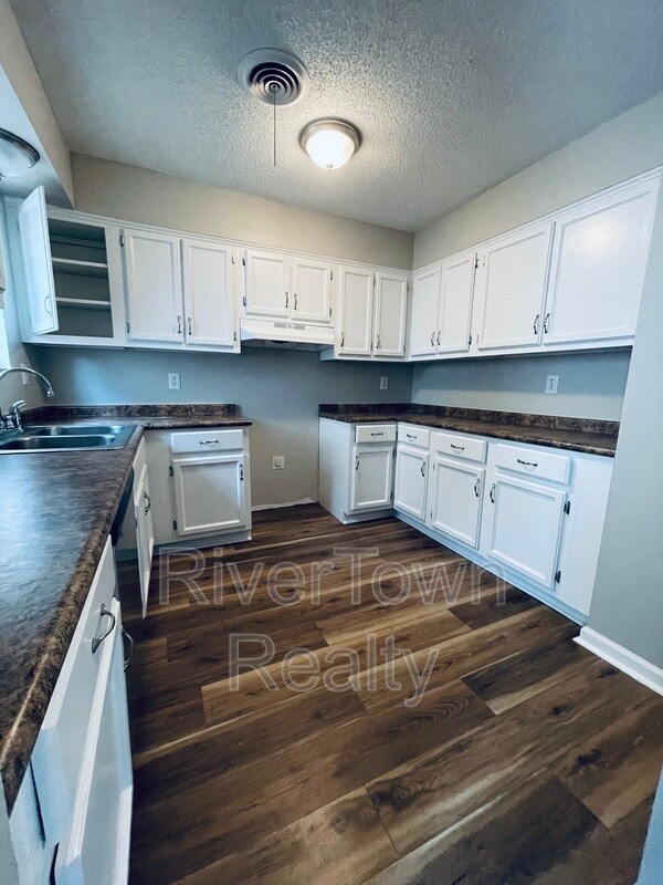 Foto del edificio - 3120 Briarwood Dr