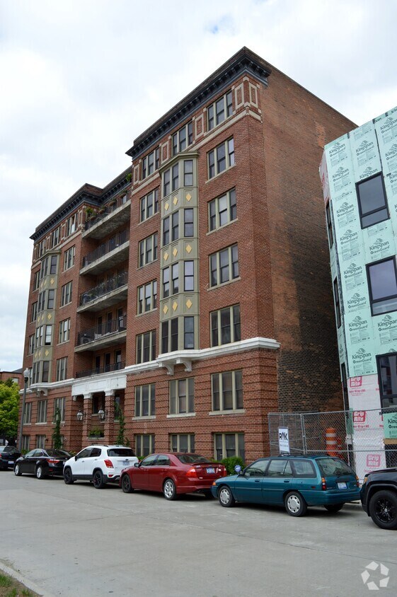 Building Photo - The Carola