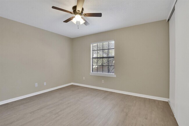 Foto del edificio - 1300 Baker Ave