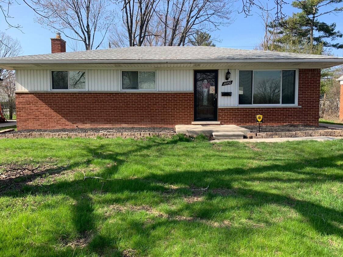16950 W 11 Mile Rd, Southfield, MI 48076 House Rental in Southfield