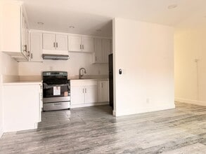 Building Photo - Convenient Beautifully Remodel Apartments