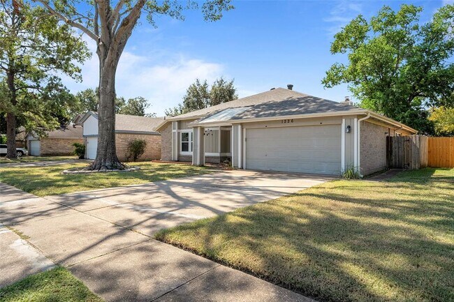 Building Photo - 1226 Park Knoll Ln