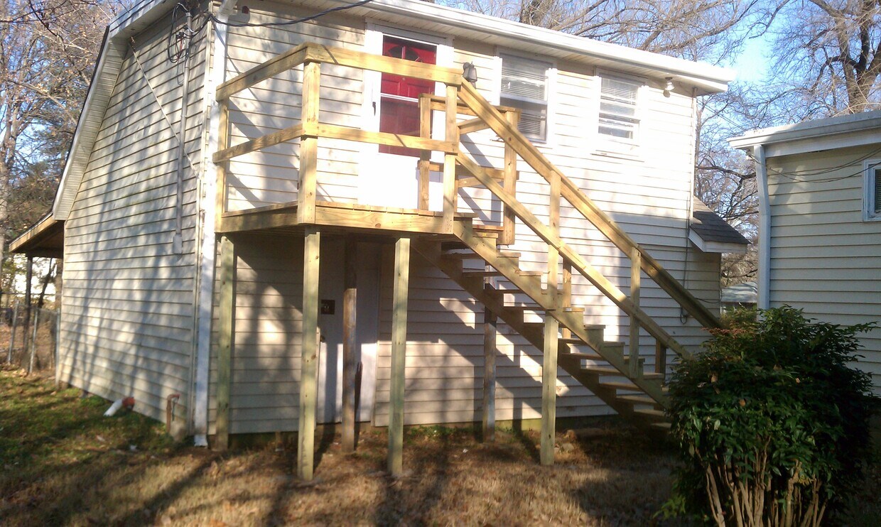 Entry and balcony - 1000c Grandview Dr