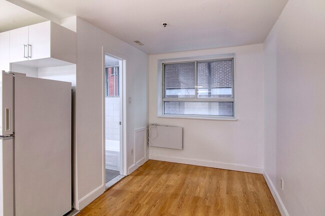 Building Photo - 25 Av des Pins O