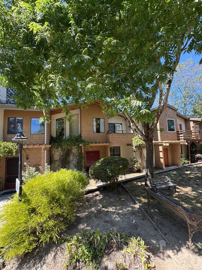 Foto del edificio - Tucked-away Beautiful Two-Story, 2bedroom,...