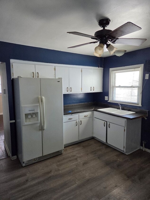 Foto principal - Large 4-Bedroom Single Family Home, Quiet Neighborhood. Available January 1st!