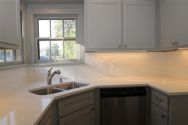 Building Photo - 3561 Westcliff Rd S