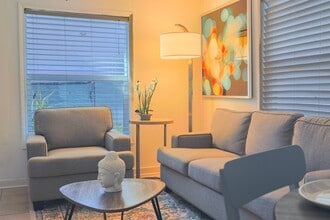 Building Photo - 831 Rouse St