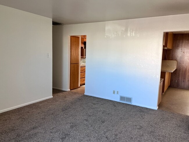 Building Photo - Nice Nob Hill Location with 3 Bedrooms