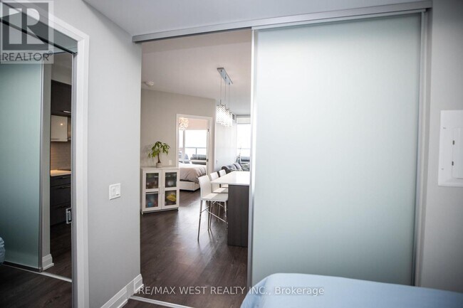 Photo du bâtiment - 4800-4800 Hwy 7
