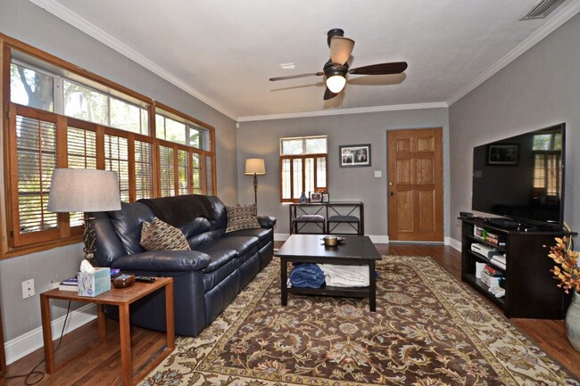 Building Photo - 2 Bedroom, 1 Bath - Lancaster Park /SODO