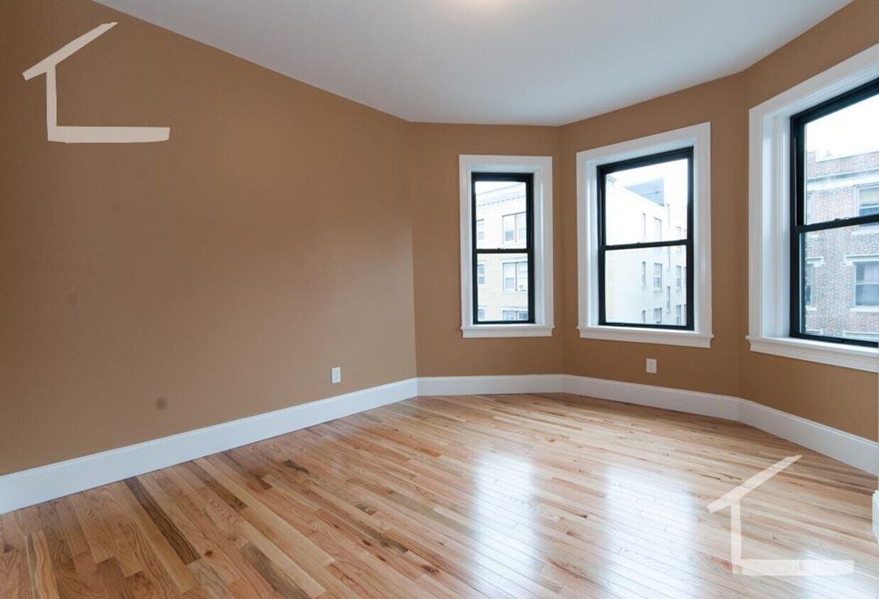 Building Photo - Amazing Find! Fully Renovated 5 Bed 2 Bath...