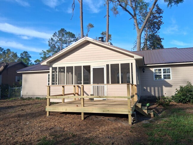 Building Photo - 3 Bedroom/2 Bath home in Lake Park
