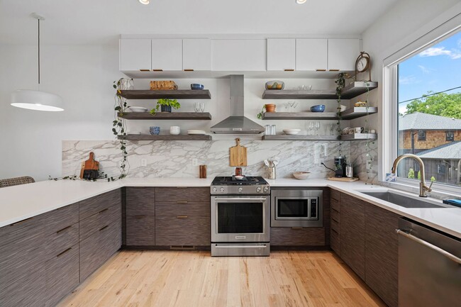 Building Photo - 3 bedroom modern townhome