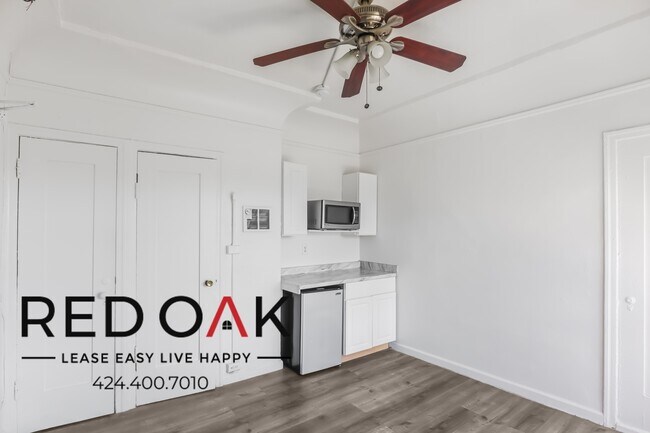 Building Photo - MOVE-IN SPECIAL! Bright Bachelor With Kitc...
