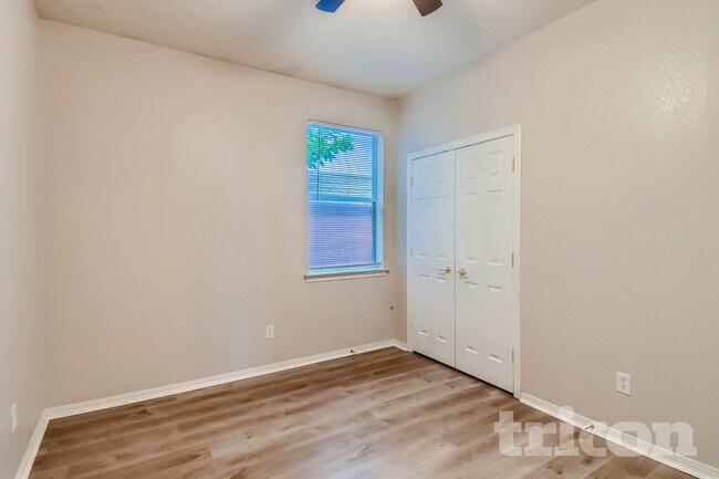 Foto del edificio - 7101 Crenshaw Dr