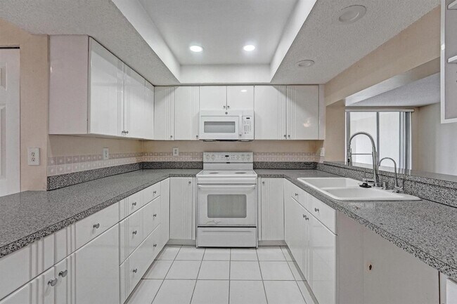 Building Photo - 9531 Seagrape Dr