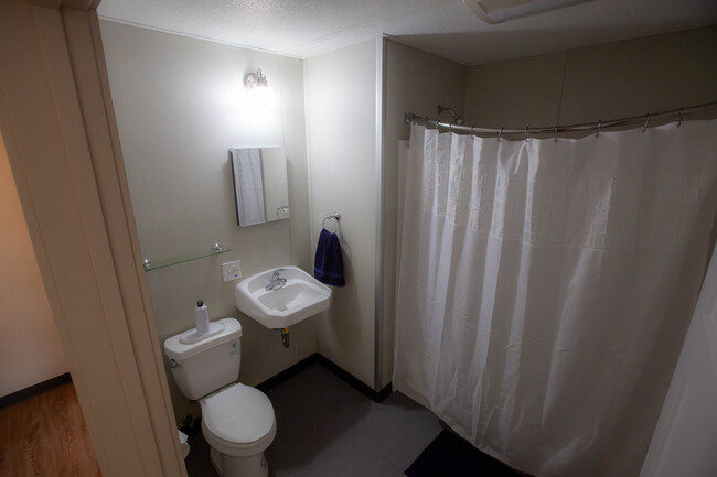 Main Bathroom - 440 N Creek Dr