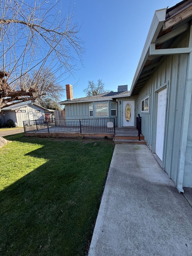 Building Photo - Peaceful Setting with Central Location!