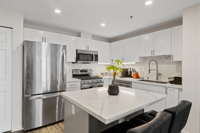 Building Photo - 1240 India St