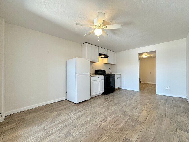 Building Photo - 714 N Luna St