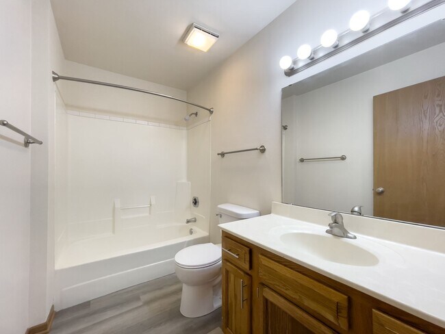 Foto del edificio - Newly Renovated 2 Bedroom Apartment on Mad...