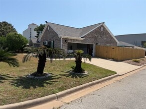 Building Photo - 5525 Swan Dr