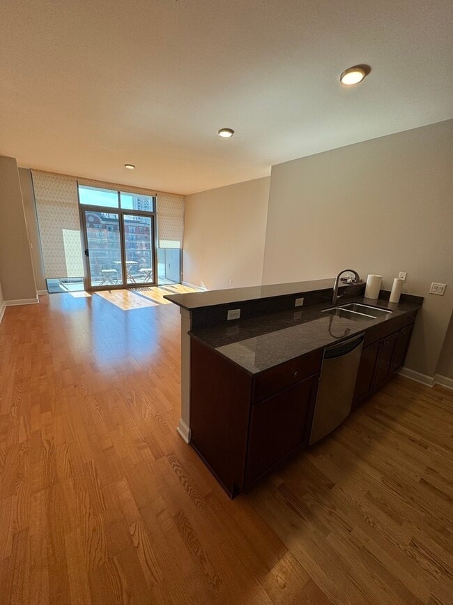 Building Photo - 1235 S Prairie Ave