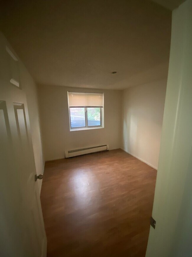 Building Photo - 3 Bedroom 2 Bathroom - Reserved Parking - ...