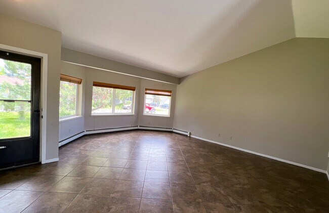 Building Photo - 4 bed 3 bath- Short Term (3 mo) Unfurnishe...
