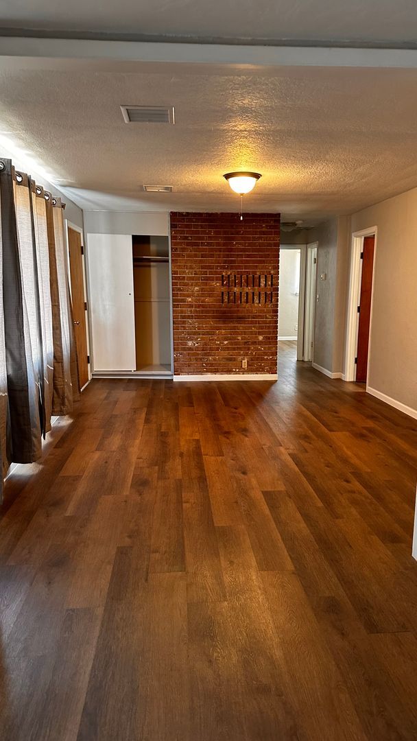Foto del edificio - Two Bedroom Home with Bonus Room/Office in...