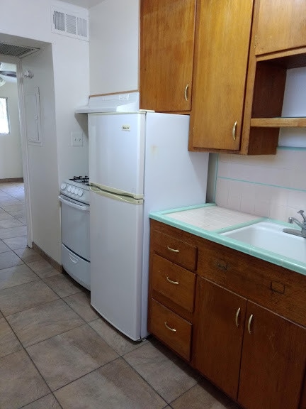 Building Photo - 1515 E Oregon Ave #5
