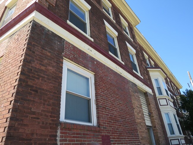 Building Photo - 2 Central St