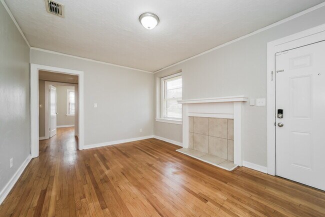Building Photo - 419 W 69th St