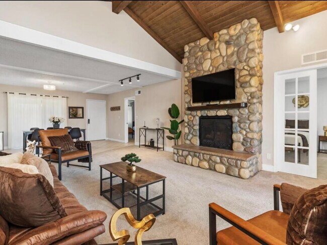 Building Photo - 912 Knoll Vista Dr